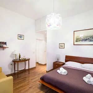 https://parvula-domus-al-colosseo.it-romehotels.com